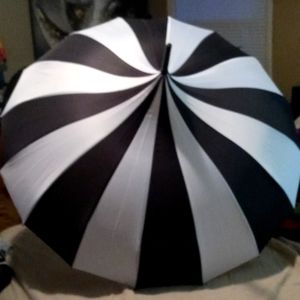 BNWT retro umbrella black and white very cute beetle juice 😉💙